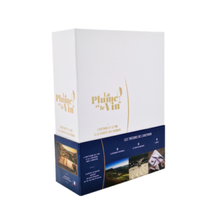 Coffret cadeau premium de vin de l'aveyron de la collection nos belles régions de France de 3 bouteilles. Sur le fourreau on voit trois photos des paysages et de la gastronomie emblèmatique de l’aveyron et le logo de l'entreprise la plume et le vin.
