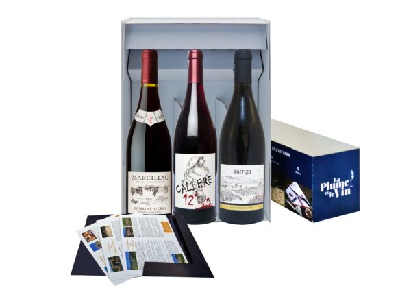 Coffret cadeau premium de vin de l'aveyron de la collection nos belles régions de France de 3 bouteilles. Sur le fourreau on voit trois photos des paysages et de la gastronomie emblèmatique de l’aveyron et le logo de l'entreprise la plume et le vin.